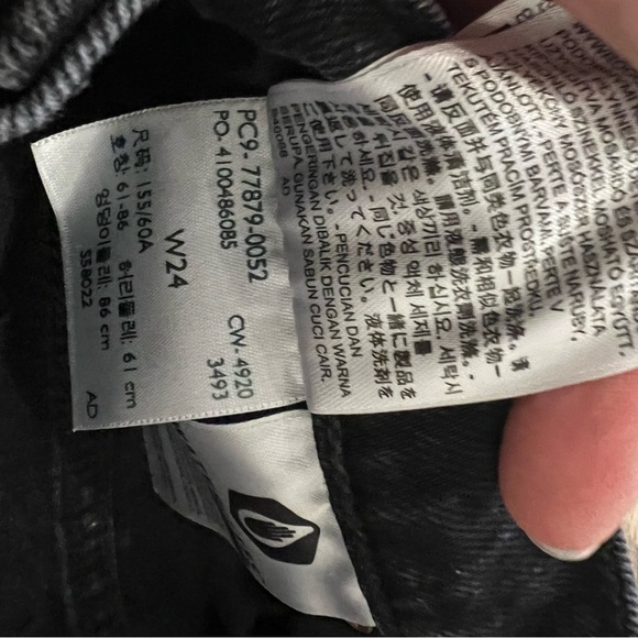 Levi’s Ribcage Black Denim Shorts - Picture 9 of 10